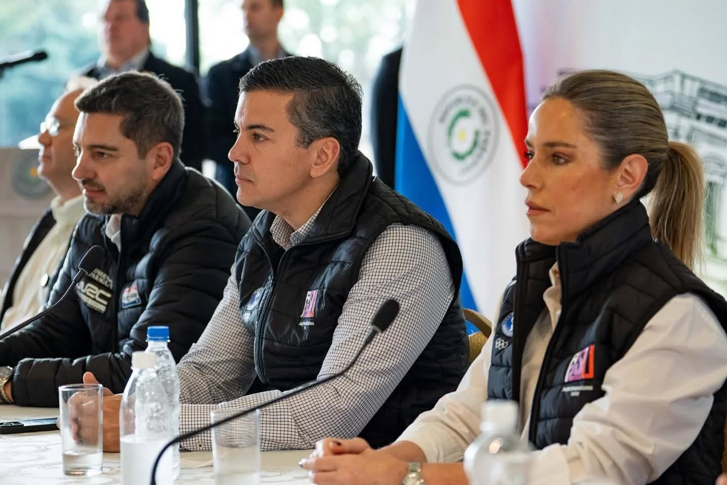 escribe un título en 9 palabras en base al Paraguay 2025: grandes eventos deportivos impulsan desarrollo y proyección internacional.

El Presidente Santiago Peña encabezó una nueva reunión de la Comisión de Organización de Grandes Eventos Deportivos, que coordina los preparativos de los Juegos Panamericanos ASU 2025 y el Paraguay WRC en Itapúa.

Durante el encuentro se destacaron los avances logísticos, infraestructura y seguridad. En representación del Ministerio del Interior, asistió el Viceministro de Seguridad Interna Oscar Pereira y el Subcomandante de la Policía Nacional Ramón Morales, en el marco del diseño estratégico de dispositivos preventivos que acompañarán ambos eventos. 

Se estima que Paraguay recibirá más de 250.000 visitantes y que el impacto económico superará los 50 millones de dólares.

#GobiernoDelParaguay
#Paraguay2025 elimina las » del titulo