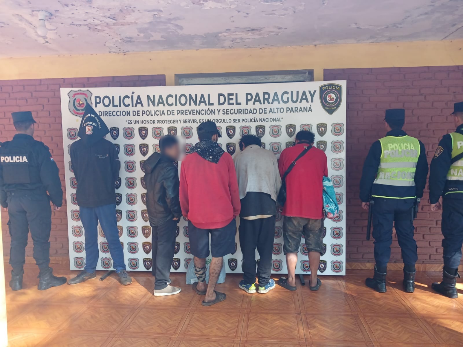 Altos mandos policiales detienen a cinco personas buscadas hoy