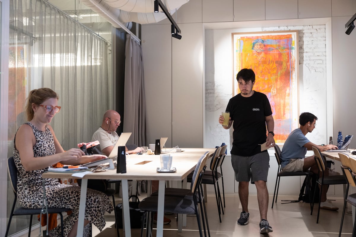 «Estoy quemado por las neuronas. Necesito estar en un lugar genial para poder actuar en el trabajo». Los cafés se convierten en oficinas autónomas sin aire en casa | Gastronomía: recetas, restaurantes y bebidas