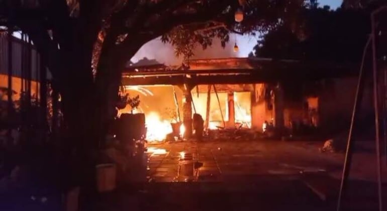 Fuego arrasó una casa en Ñemby