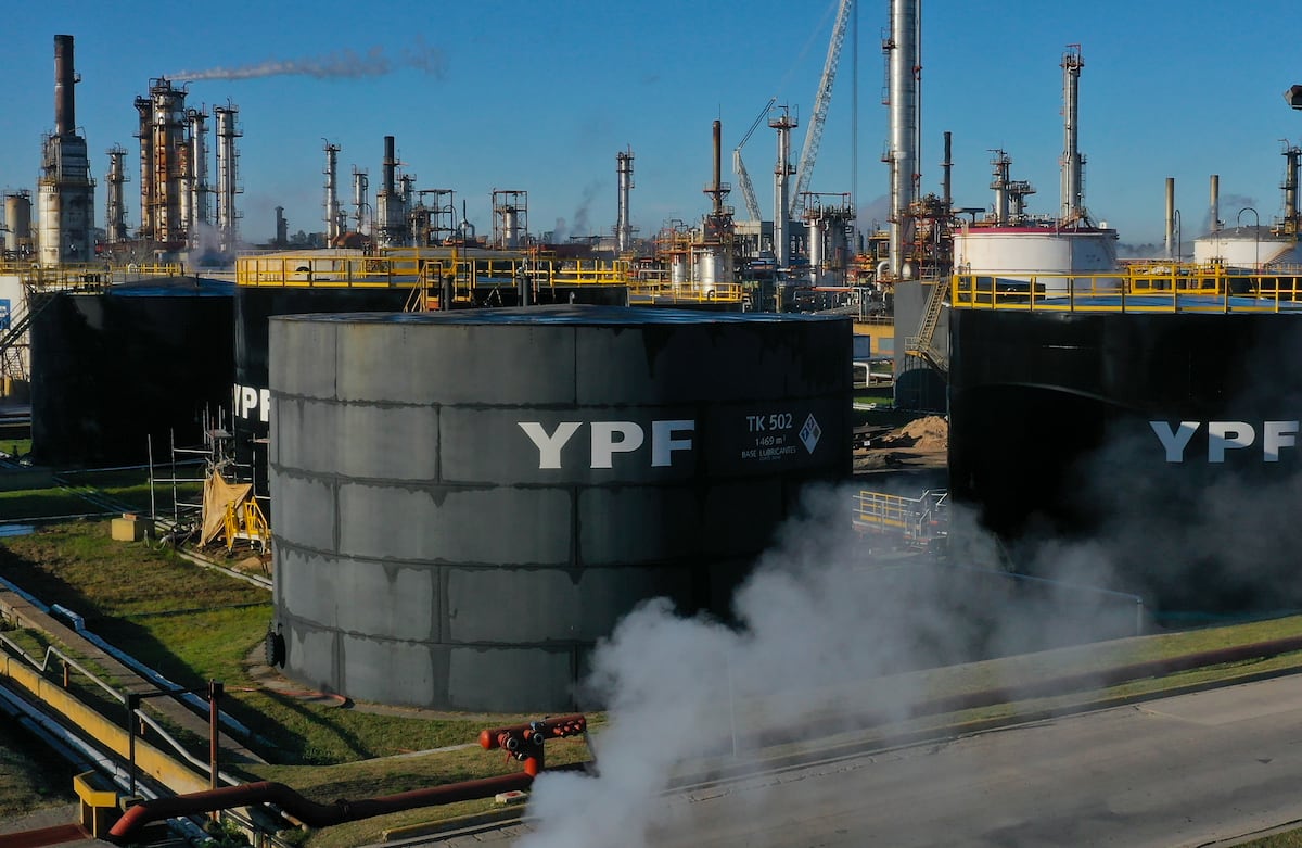 La justicia de los Estados Unidos otorga a Argentina durante tres días para entregar sus acciones de YPF La justicia de los Estados Unidos otorga a Argentina durante tres días para entregar sus acciones de YPF