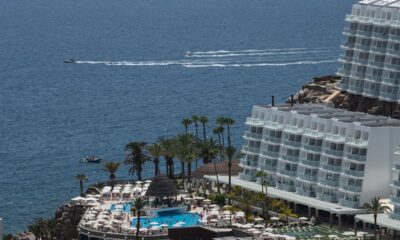 Las compañías hoteleras se lanzan para poner pisos a sus trabajadores | Negocio