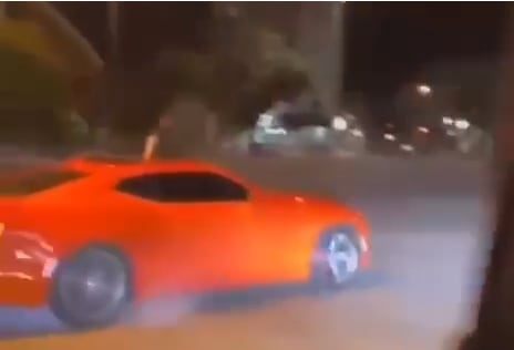 Captan a un chofer realizando un «trompo» mientras dispara al aire en el centro de Pedro Juan. Captan a un chofer realizando un «trompo» mientras dispara al aire en el centro de Pedro Juan.