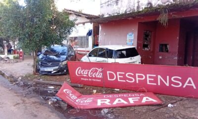 Conductor ebrio choca contra un auto estacionado y daña la fachada de una tienda en PJC.