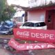 Conductor ebrio choca contra un auto estacionado y daña la fachada de una tienda en PJC.