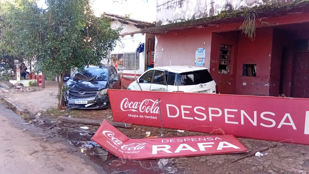 Conductor ebrio choca contra un auto estacionado y daña la fachada de una tienda en PJC. Conductor ebrio choca contra un auto estacionado y daña la fachada de una tienda en PJC.