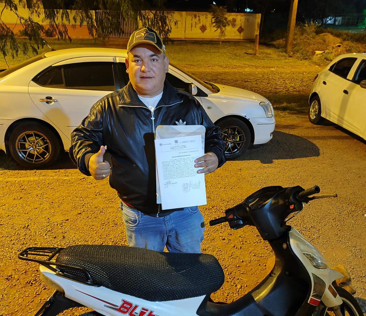 Agentes policiales recuperan moto robada tras una persecución en Pedro Juan Caballero. Agentes policiales recuperan moto robada tras una persecución en Pedro Juan Caballero.