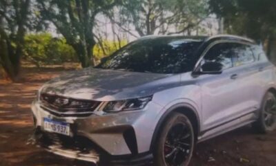 Tres hombres armados asaltan una camioneta y secuestran a una mujer.