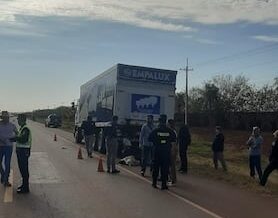 Motociclista fallece al colisionar con un camión detenido en Pedro Juan Caballero. Motociclista fallece al colisionar con un camión detenido en Pedro Juan Caballero.