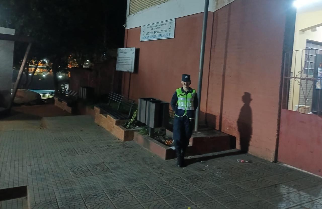 Cobertura policial garantiza seguridad en escuelas durante entradas estudiantiles
