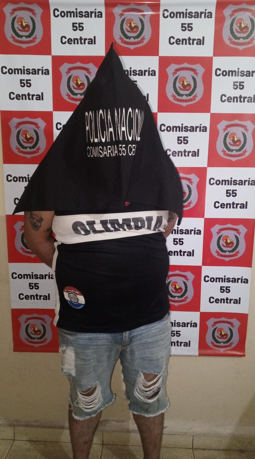 Aprehensión de hombre con arma de fuego en barrio La Lomita Ñemby Aprehensión de hombre con arma de fuego en barrio La Lomita Ñemby