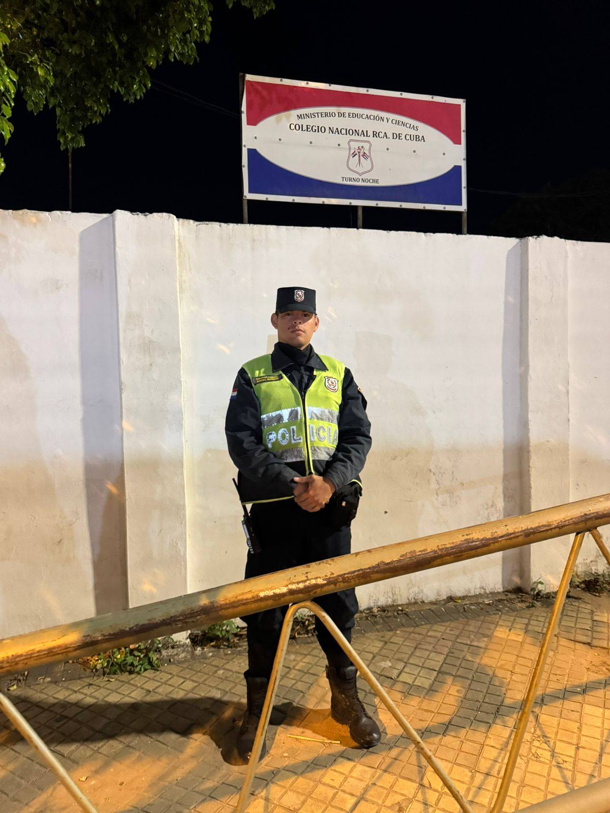 Cuidado policial en escuelas garantizando la seguridad estudiantil diaria