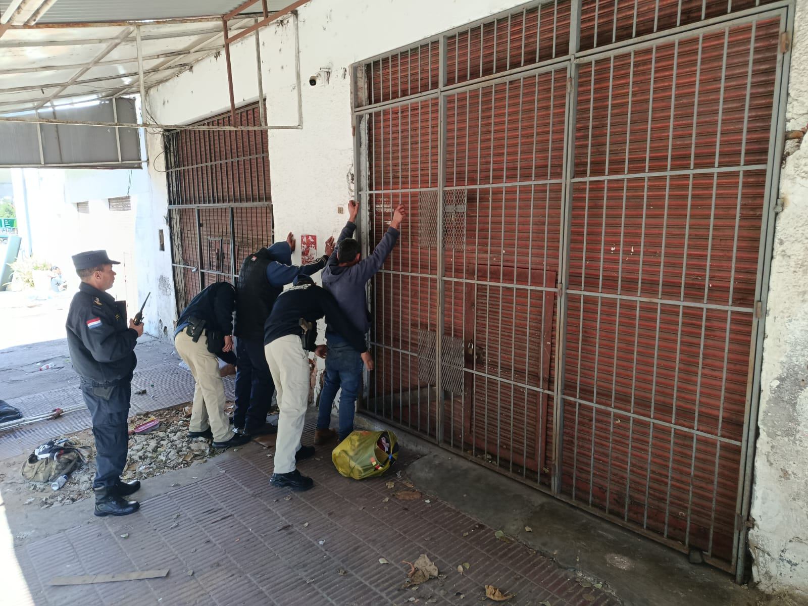 Operativo incursion y control personas Asunción Mercado 4 Barrio Añareta’i Operativo incursion y control personas Asunción Mercado 4 Barrio Añareta’i