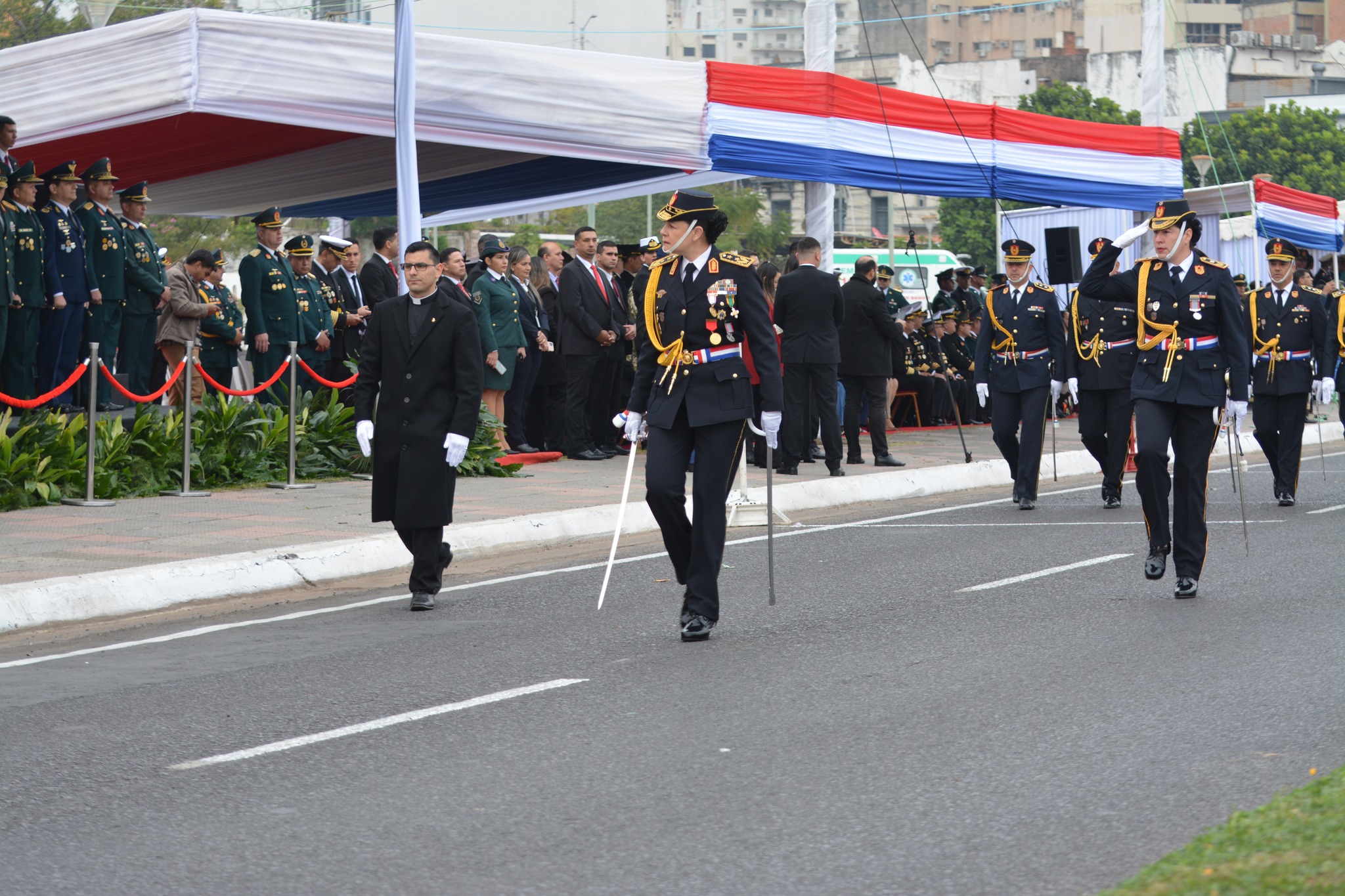 Comisario General Norma Cáceres lidera desfile policial histórico paraguayo