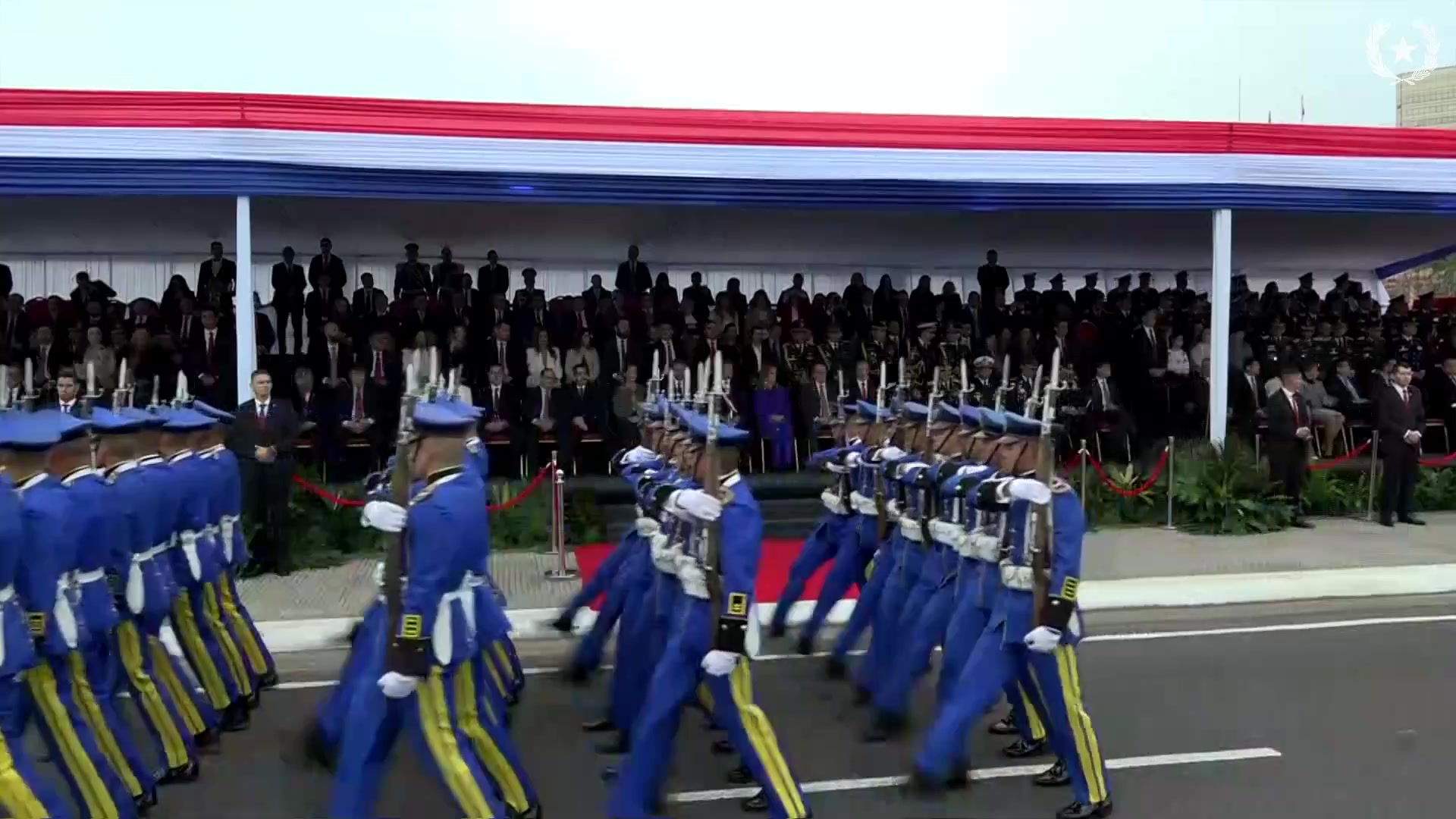 Desfile militar y policial en vivo con desfile colorido y emotivo