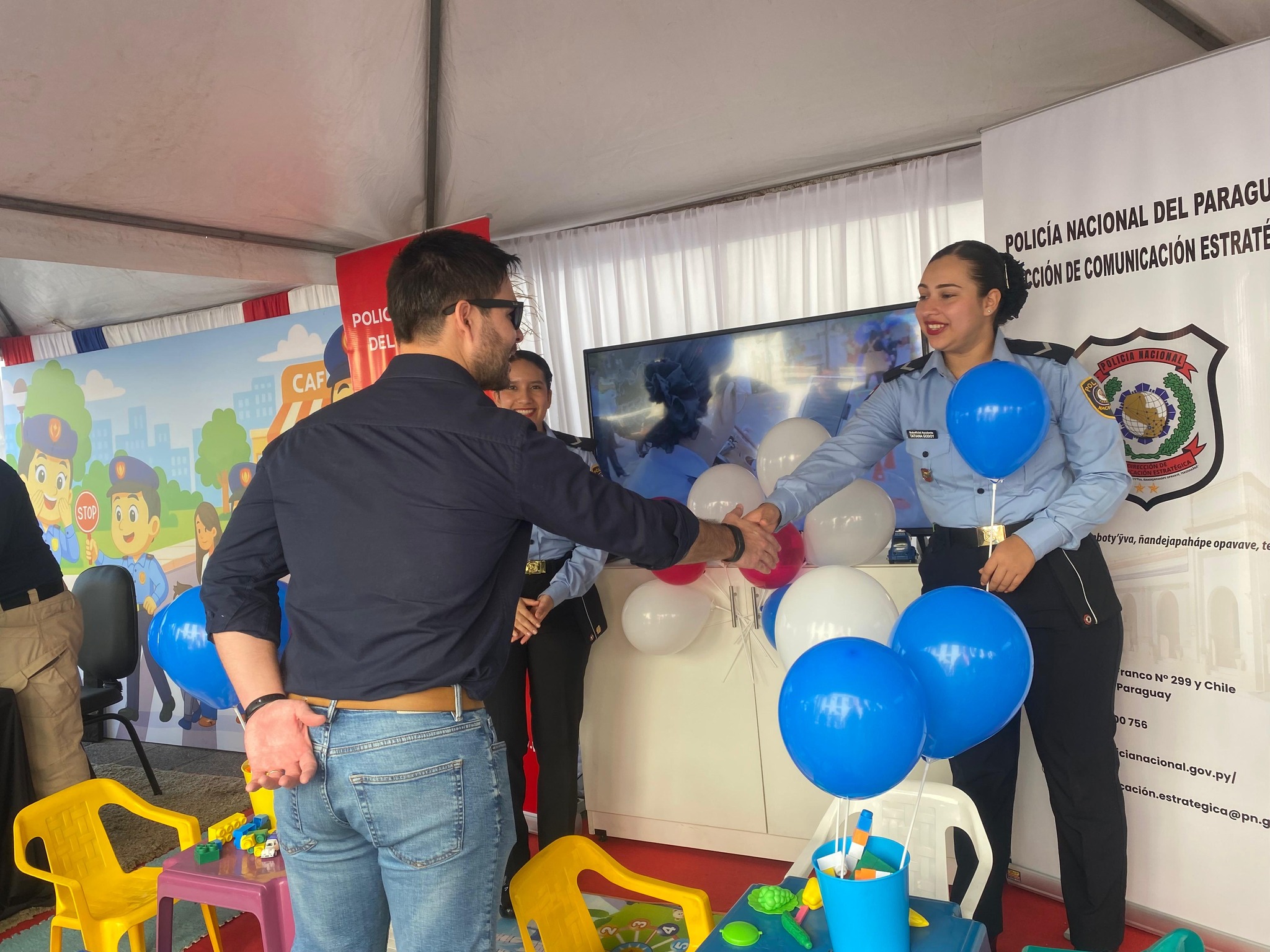 Ministro Walter Gutiérrez y Óscar Pereira visitan stand policial niños