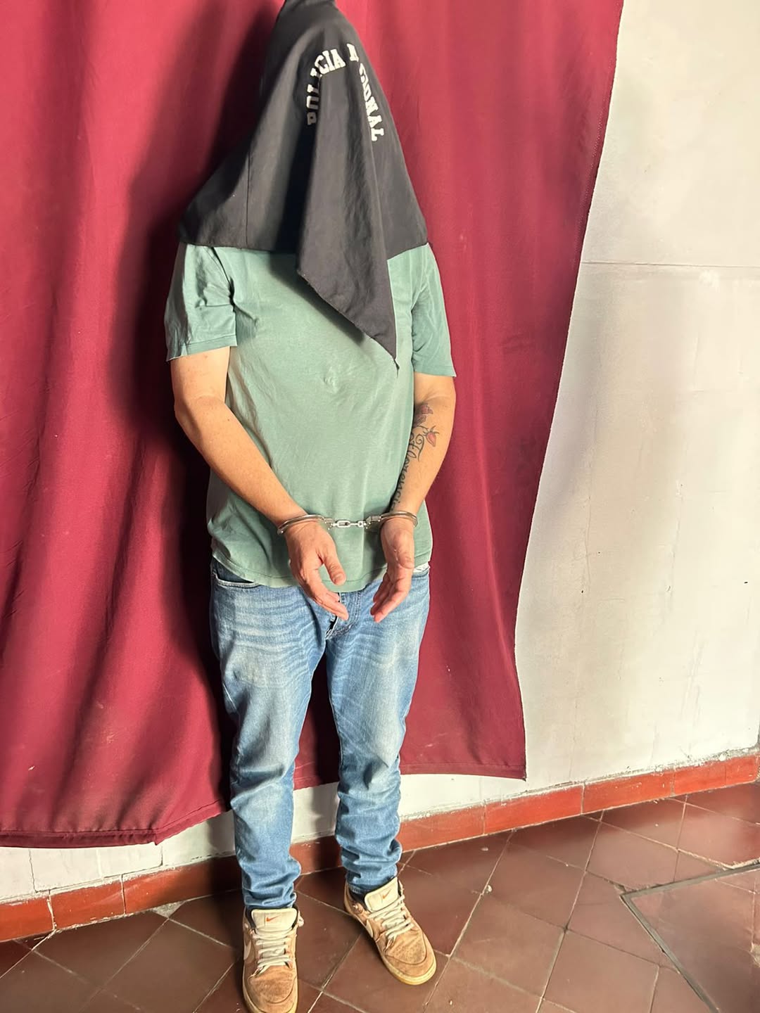 Hombre aprehendido por violencia intrafamiliar y acusado de estafa Hombre aprehendido por violencia intrafamiliar y acusado de estafa