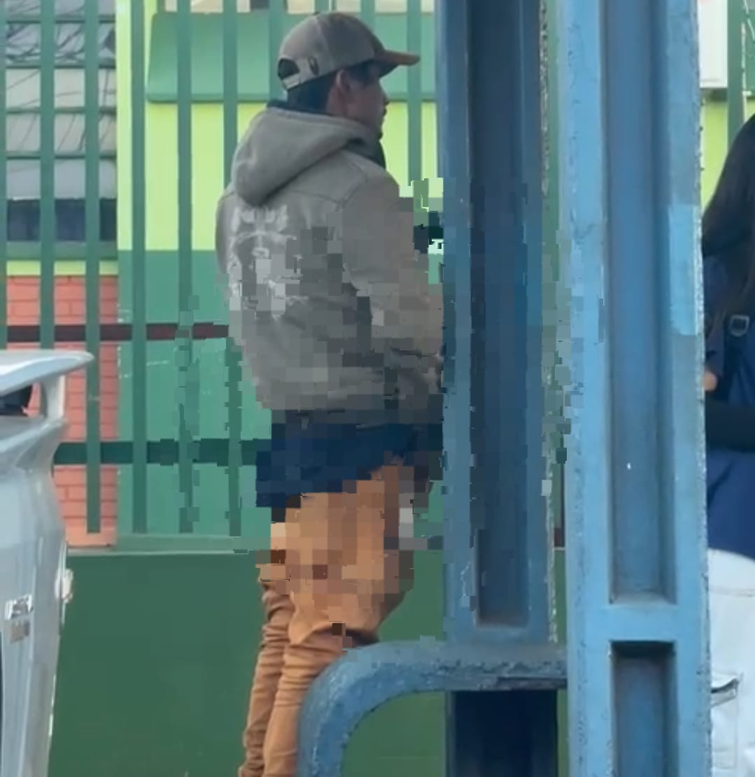 Ex-aluno é surpreendido em situação indecorosa diante da escola em Ponta Porã. Ex-aluno é surpreendido em situação indecorosa diante da escola em Ponta Porã.