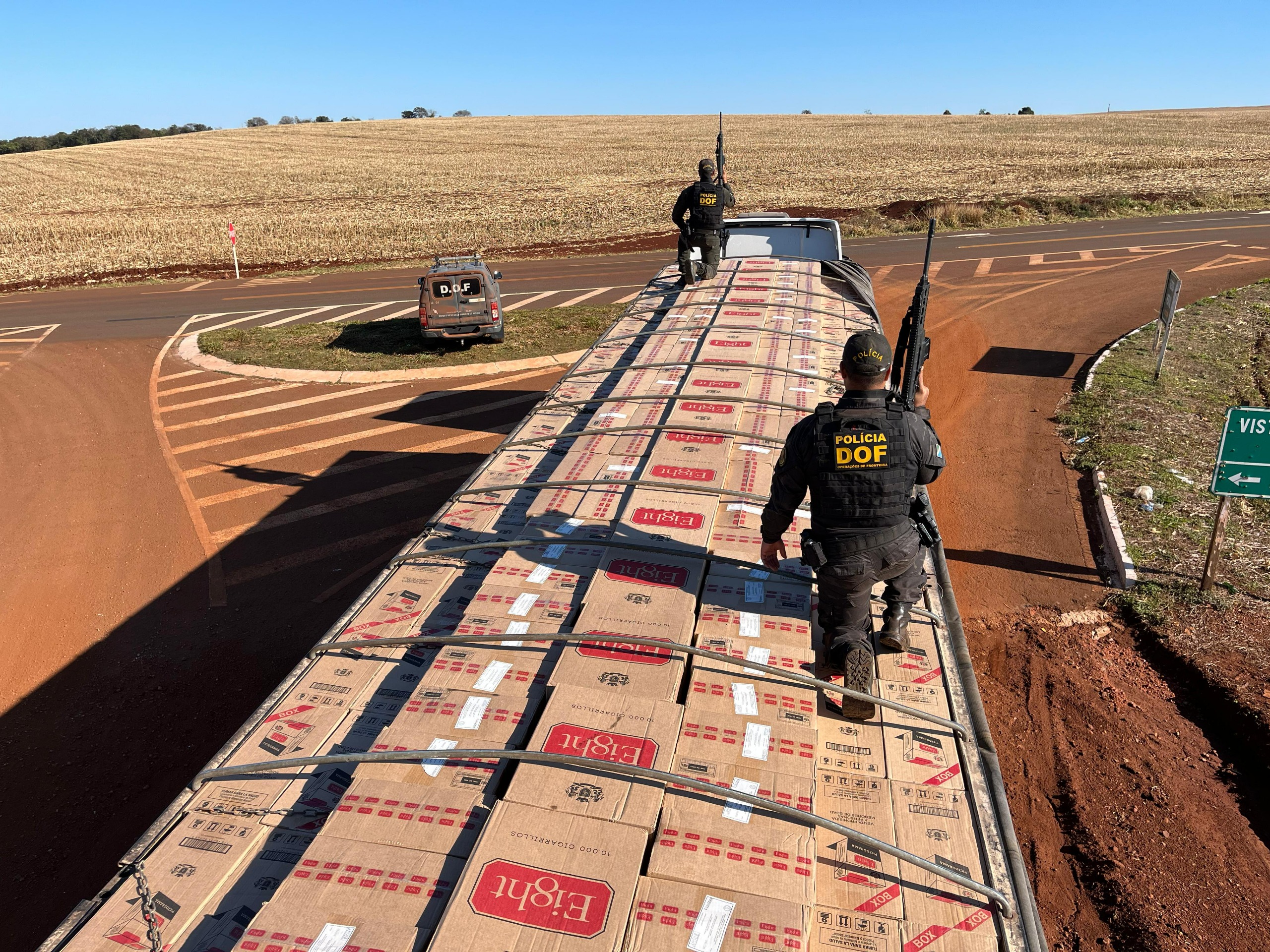 Camión paraguayo con más de 50mil paquetes de cigarrillos de contrabando es interceptado en Ponta Pora Camión paraguayo con más de 50mil paquetes de cigarrillos de contrabando es interceptado en Ponta Pora
