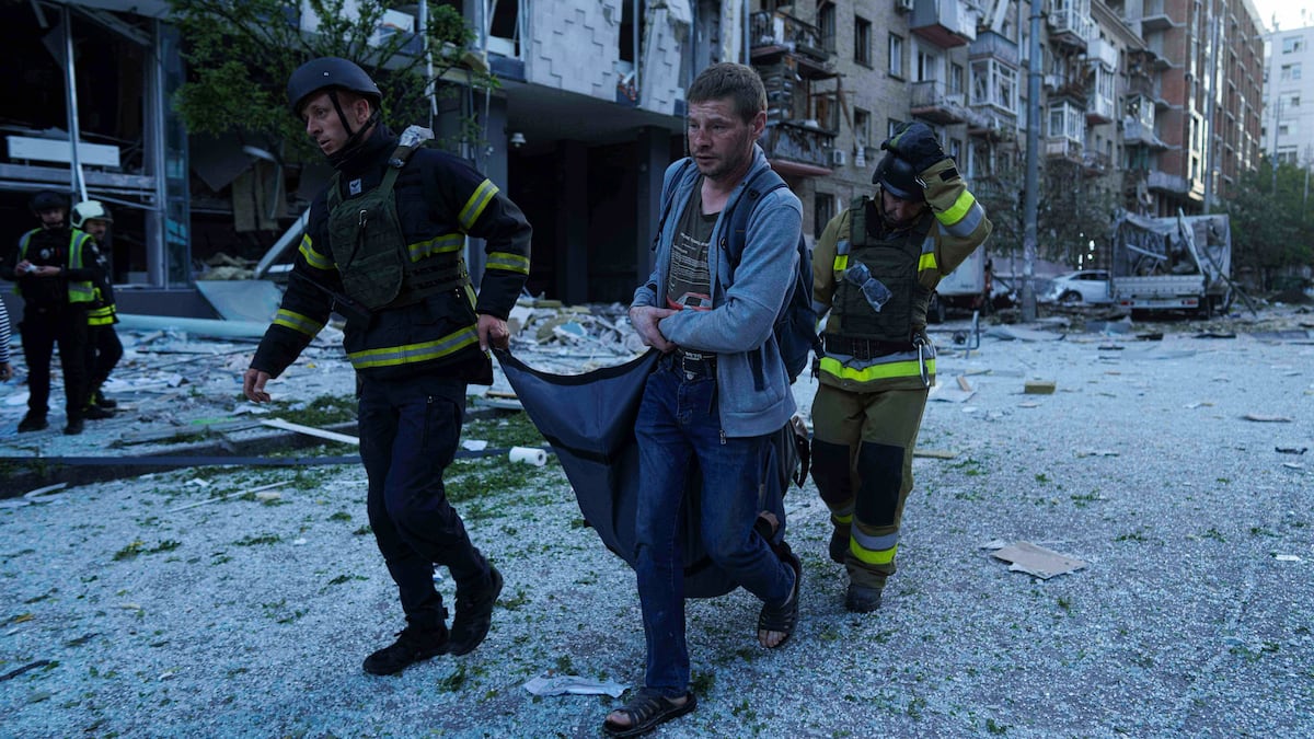 Ucrania: un gran ataque ruso contra Kiev deja al menos 13 muertos y daña la sede de la Unión Europea | Internacional Ucrania: un gran ataque ruso contra Kiev deja al menos 13 muertos y daña la sede de la Unión Europea | Internacional