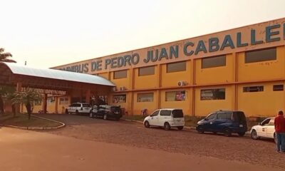Taxistas locales y choferes de aplicaciones en Brasil se enfrentan a golpes en Pedro Juan Caballero.
