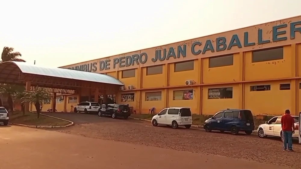 Taxistas locales y choferes de aplicaciones en Brasil se enfrentan a golpes en Pedro Juan Caballero. Taxistas locales y choferes de aplicaciones en Brasil se enfrentan a golpes en Pedro Juan Caballero.