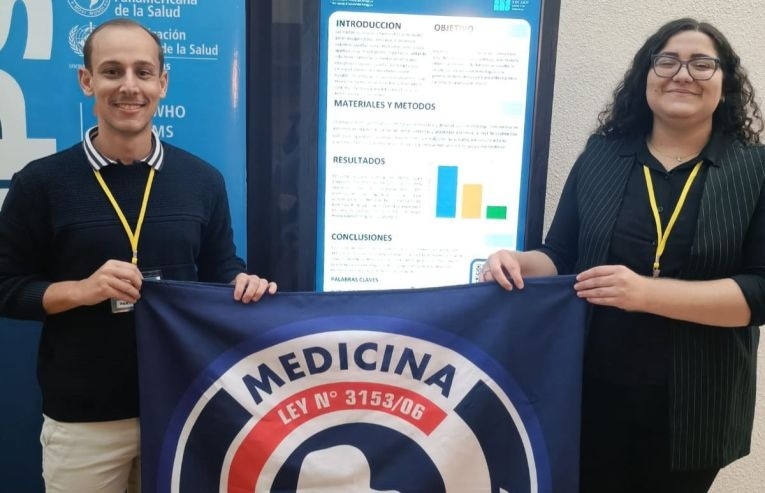 Alumnos de la UCP-PJC exhiben un proyecto innovador en el Congreso Paraguayo de Salud Pública.