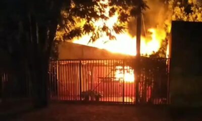 Cortocircuito causa un incendio que arrasa con una vivienda en Pedro Juan Caballero.