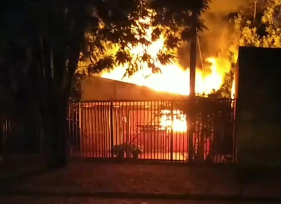 Cortocircuito causa un incendio que arrasa con una vivienda en Pedro Juan Caballero. Cortocircuito causa un incendio que arrasa con una vivienda en Pedro Juan Caballero.