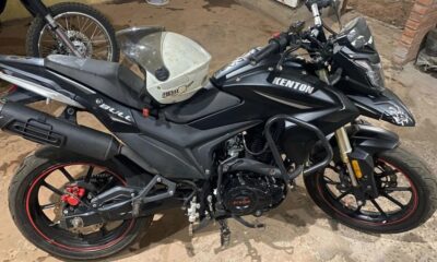 Delincuentes en motocicleta sustraen G. 700.000 y dejan atrás su moto valorada en G. 5 millones en Pedro Juan Caballero.