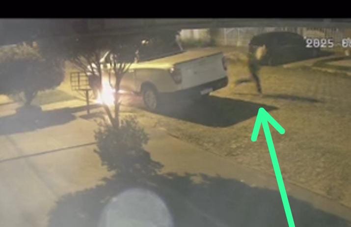 Captan a una persona encapuchada tratando de prender fuego a una camioneta en PJC.