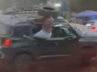 Mujer es salvada después de que su camioneta se volcara en una exhibición de jeeps en Capitán Bado.