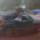 Mujer es salvada después de que su camioneta se volcara en una exhibición de jeeps en Capitán Bado.