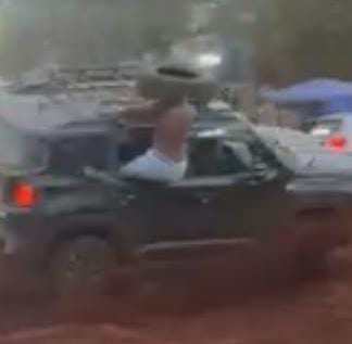 Mujer es salvada después de que su camioneta se volcara en una exhibición de jeeps en Capitán Bado. Mujer es salvada después de que su camioneta se volcara en una exhibición de jeeps en Capitán Bado.