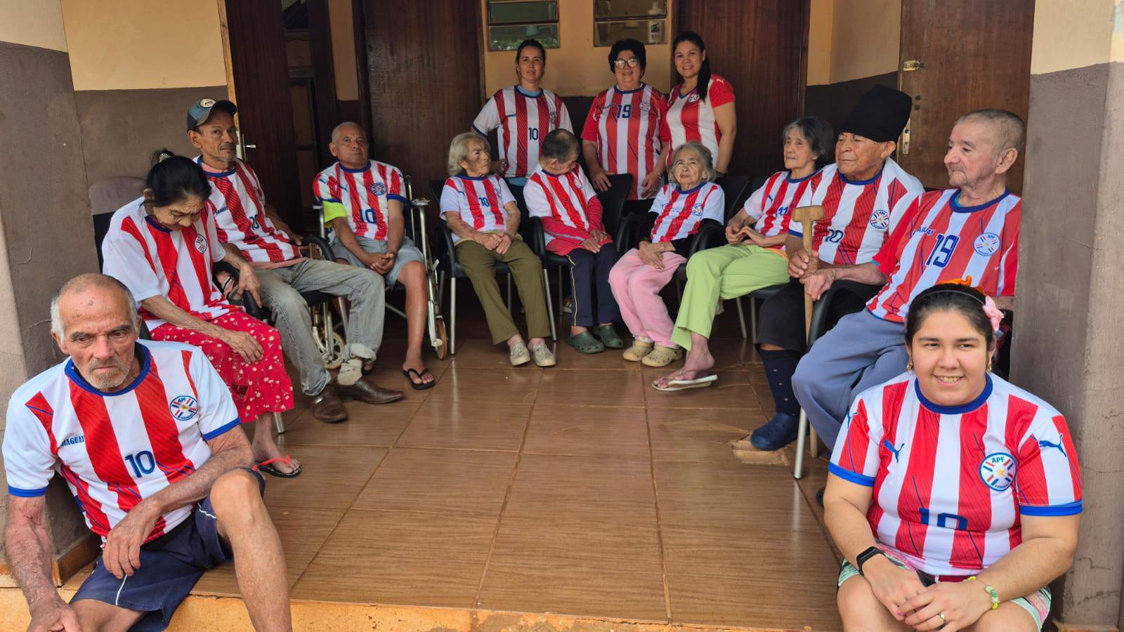 PJC: Pasión futbolera en el Hogar de Ancianos apoya a la Albirroja PJC: Pasión futbolera en el Hogar de Ancianos apoya a la Albirroja