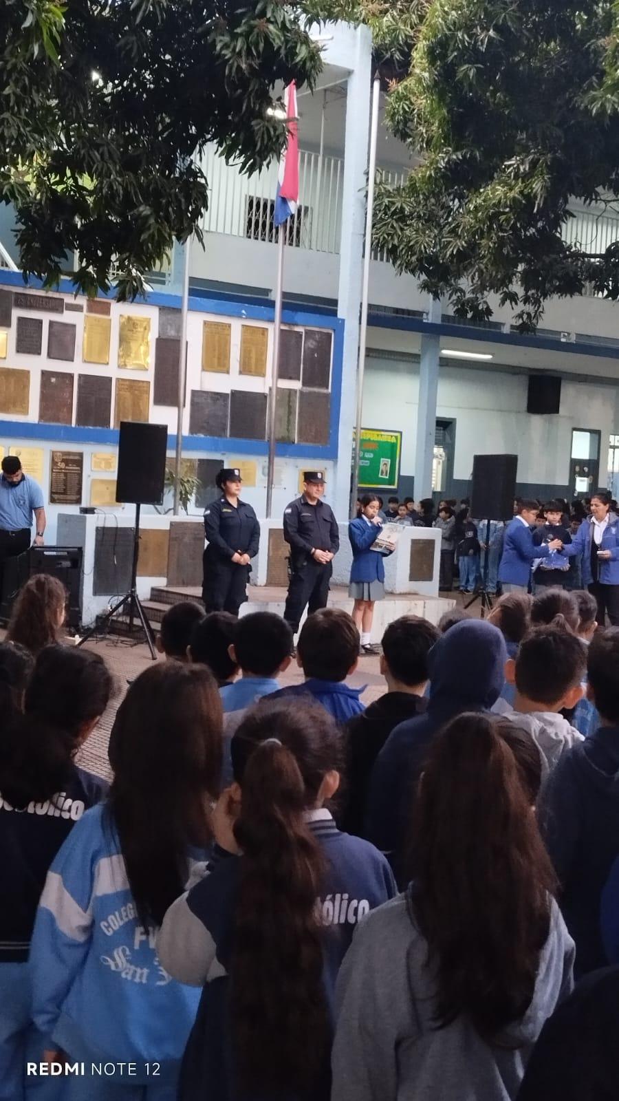 Niños celebran el Día del Policía con emotivo homenaje. Niños celebran el Día del Policía con emotivo homenaje.