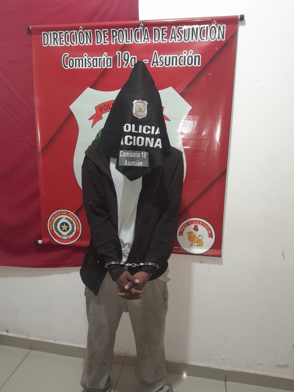 Aprehensión de dos personas por tentativa de hurto en Asunción.