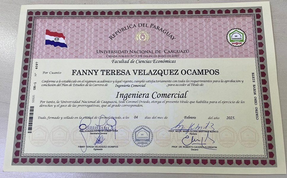 Aspirante Fanny Velázquez culmina formación universitaria con éxito.