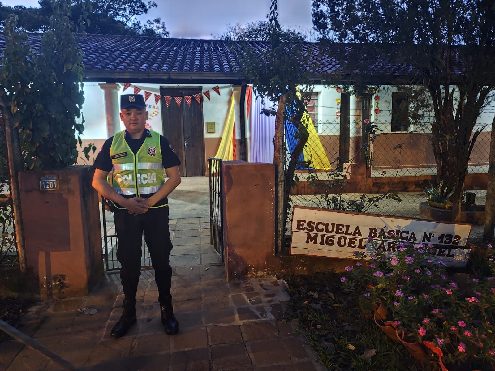 Cobertura de Seguridad Escolar: Policía Nacional Protege a Estudiantes