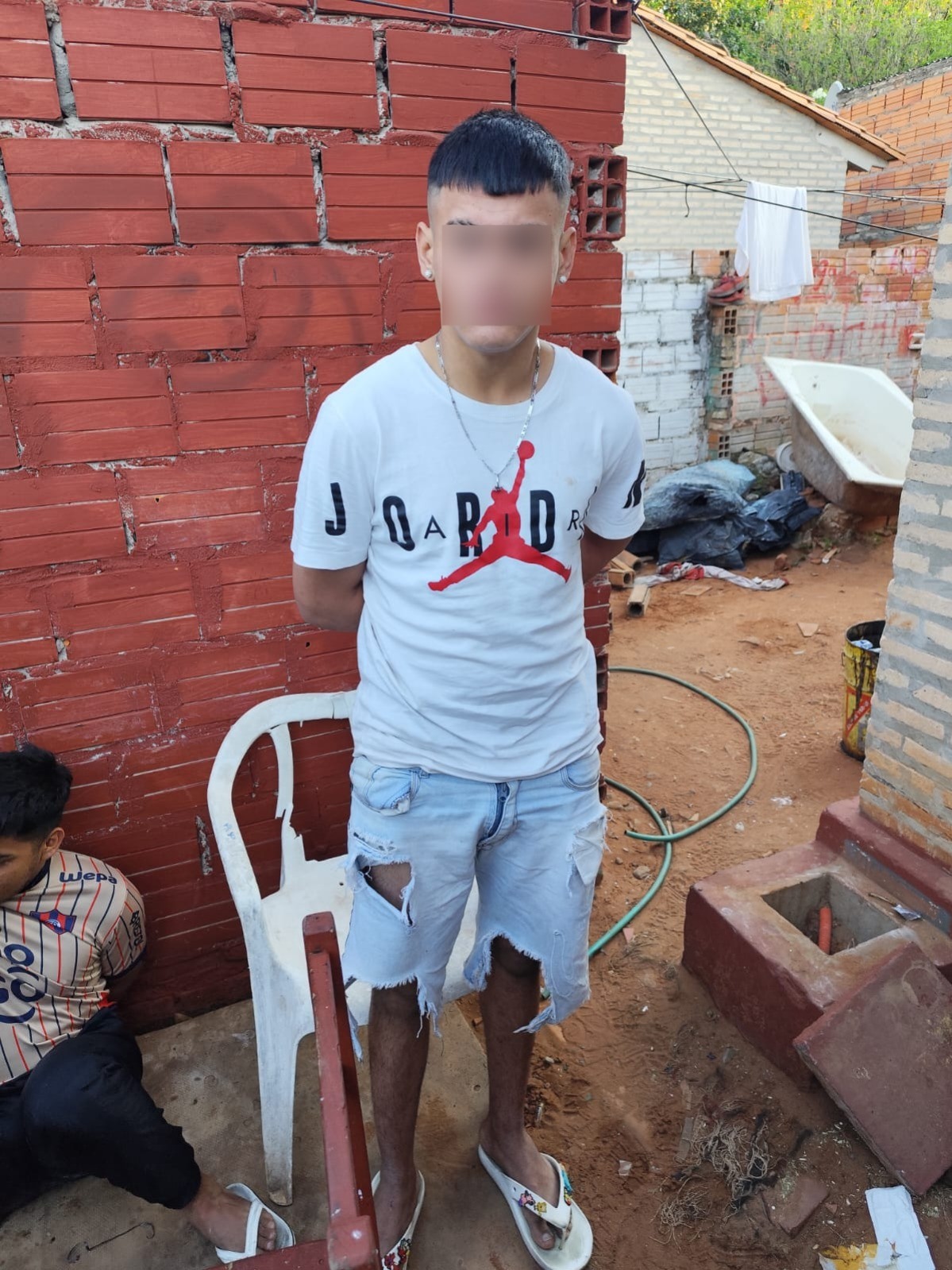 Allanan viviendas, detienen adolescentes e incautan drogas y armas.