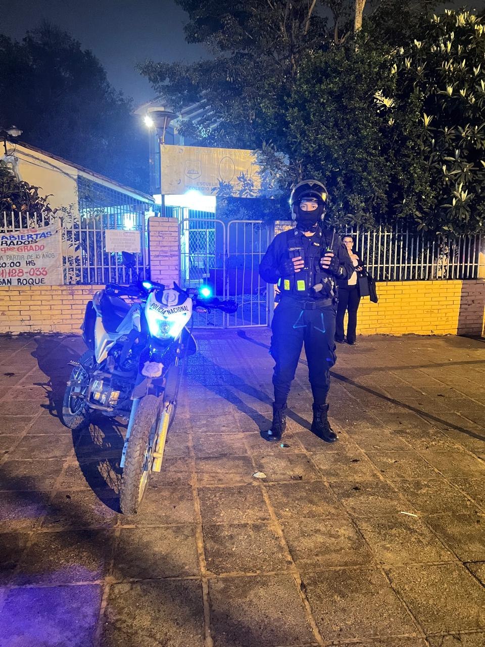 Cobertura policial para asegurar escuelas durante ingreso de estudiantes.