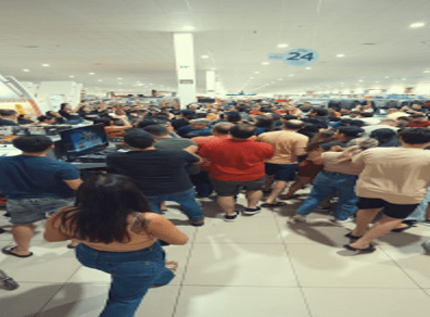 Gran afluencia de turistas en el primer día del Black Friday en la frontera. Gran afluencia de turistas en el primer día del Black Friday en la frontera.