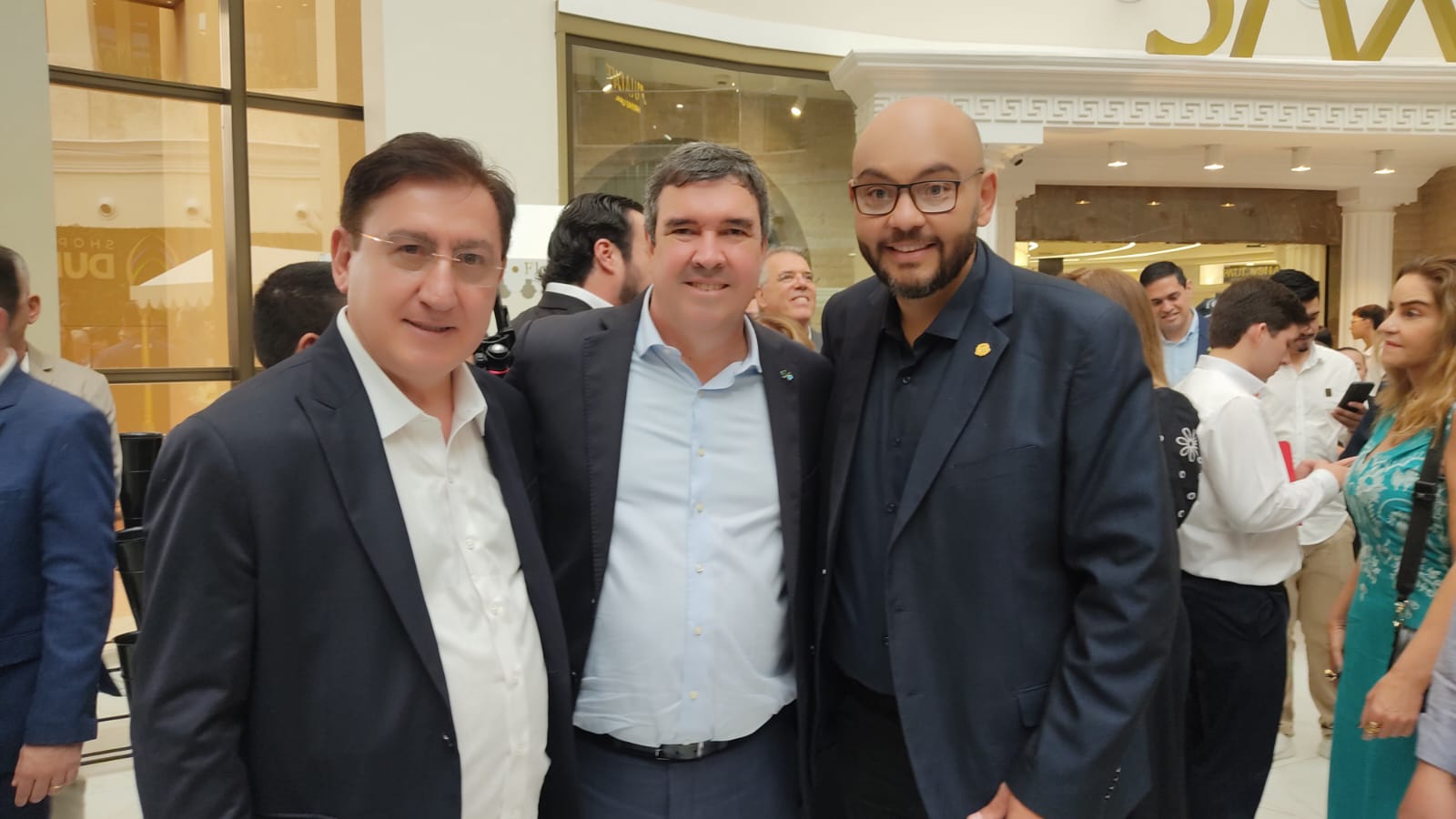 Concejales asisten a la inauguración del Shopping Dubai. Concejales asisten a la inauguración del Shopping Dubai.