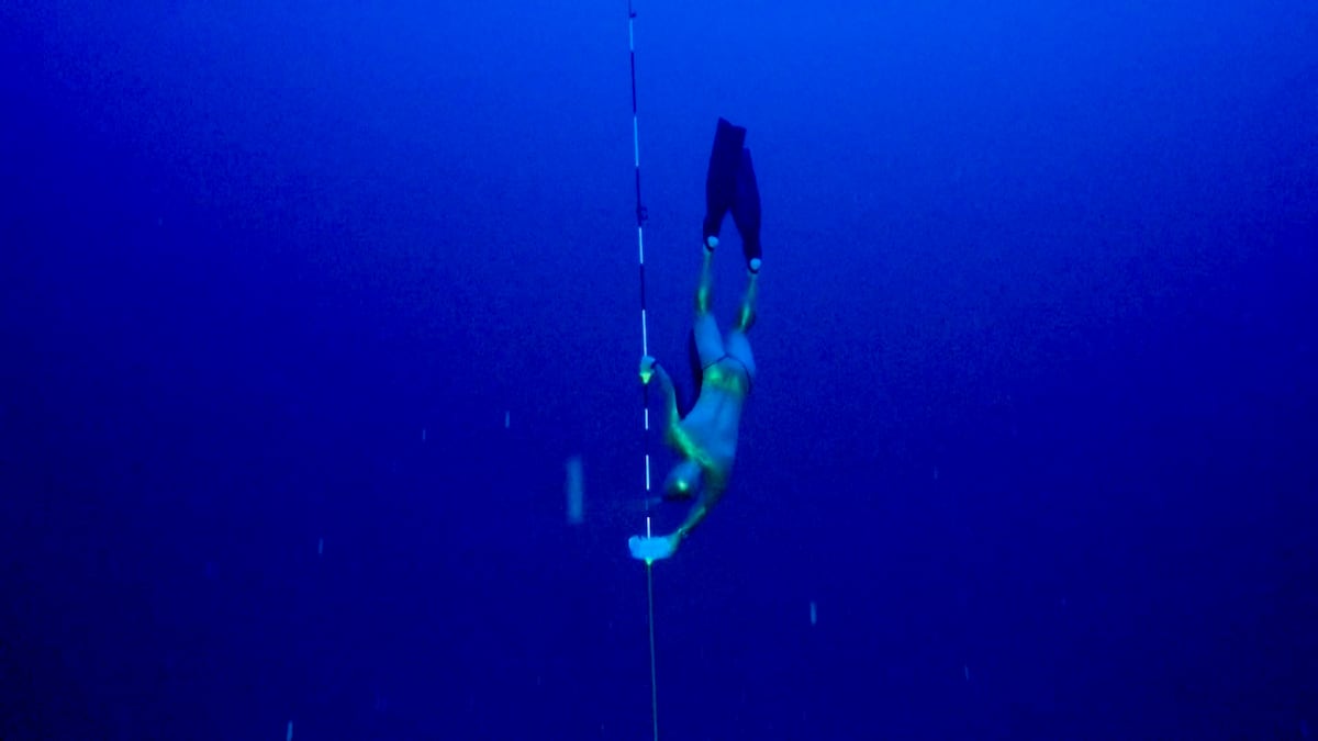 Descargue 126 metros solo con Fins: World Apnea Record para el Molchanov ruso | Videos
