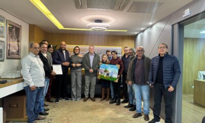 El alcalde Eduardo Campos concede al Clube de Imprensa Oficial de Ponta Porã el título definitivo de propiedad.