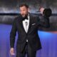 Emmy 2025: ‘The Pitt’, ‘Adolescence’ y ‘The Studio’ tienen éxito en una gala de refrescos y con Bardem como un toque político casi único | Televisión