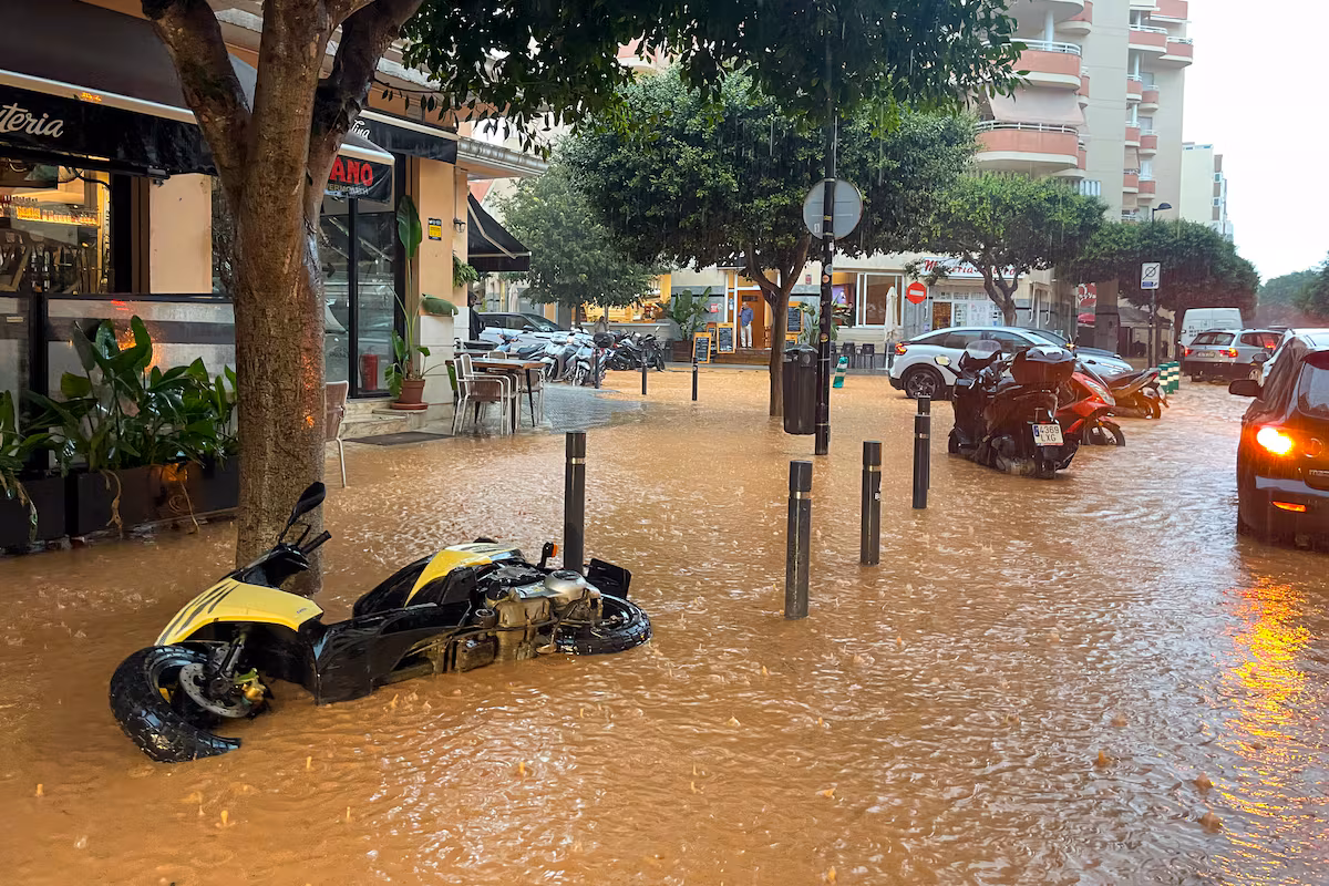 La tormenta que azota a Ibiza y Formentera deja a dos personas gravemente heridas por caídas sufridas en la calle | España