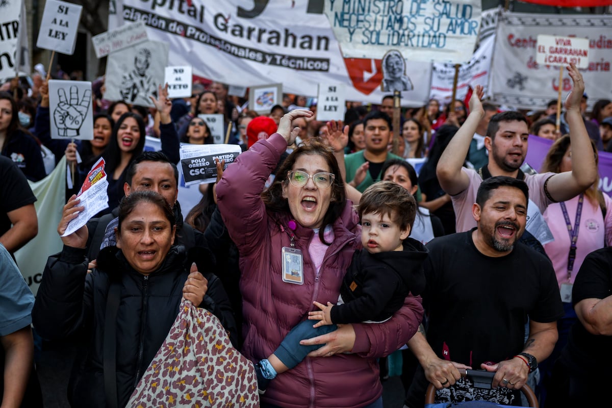 Maestros, médicos y estudiantes enfrentan los vetos de Milei con huelgas y marchas