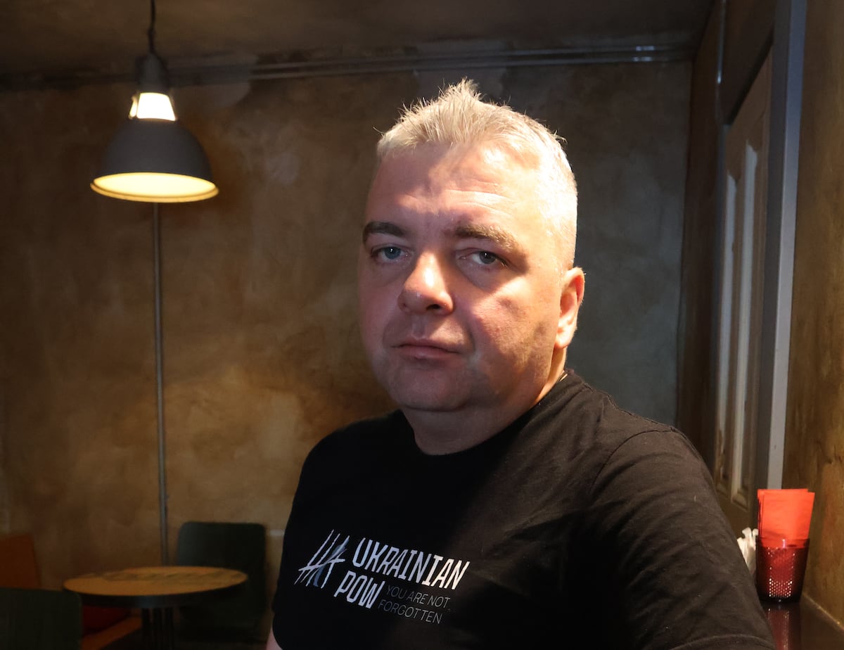 Maksim Butkevich, víctima de la tortura de Rusia: «Le dije a mi interrogador que iba a romperme el hombro, pero respondí que sabía lo que estaba haciendo» | Internacional Maksim Butkevich, víctima de la tortura de Rusia: «Le dije a mi interrogador que iba a romperme el hombro, pero respondí que sabía lo que estaba haciendo» | Internacional