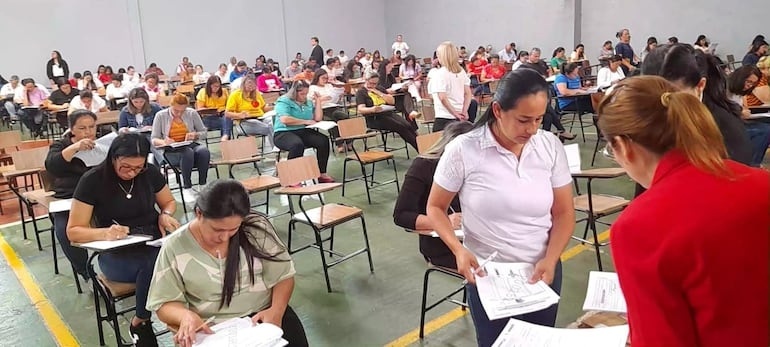 Educadores llevan a cabo evaluación con rigurosa supervisión. Educadores llevan a cabo evaluación con rigurosa supervisión.